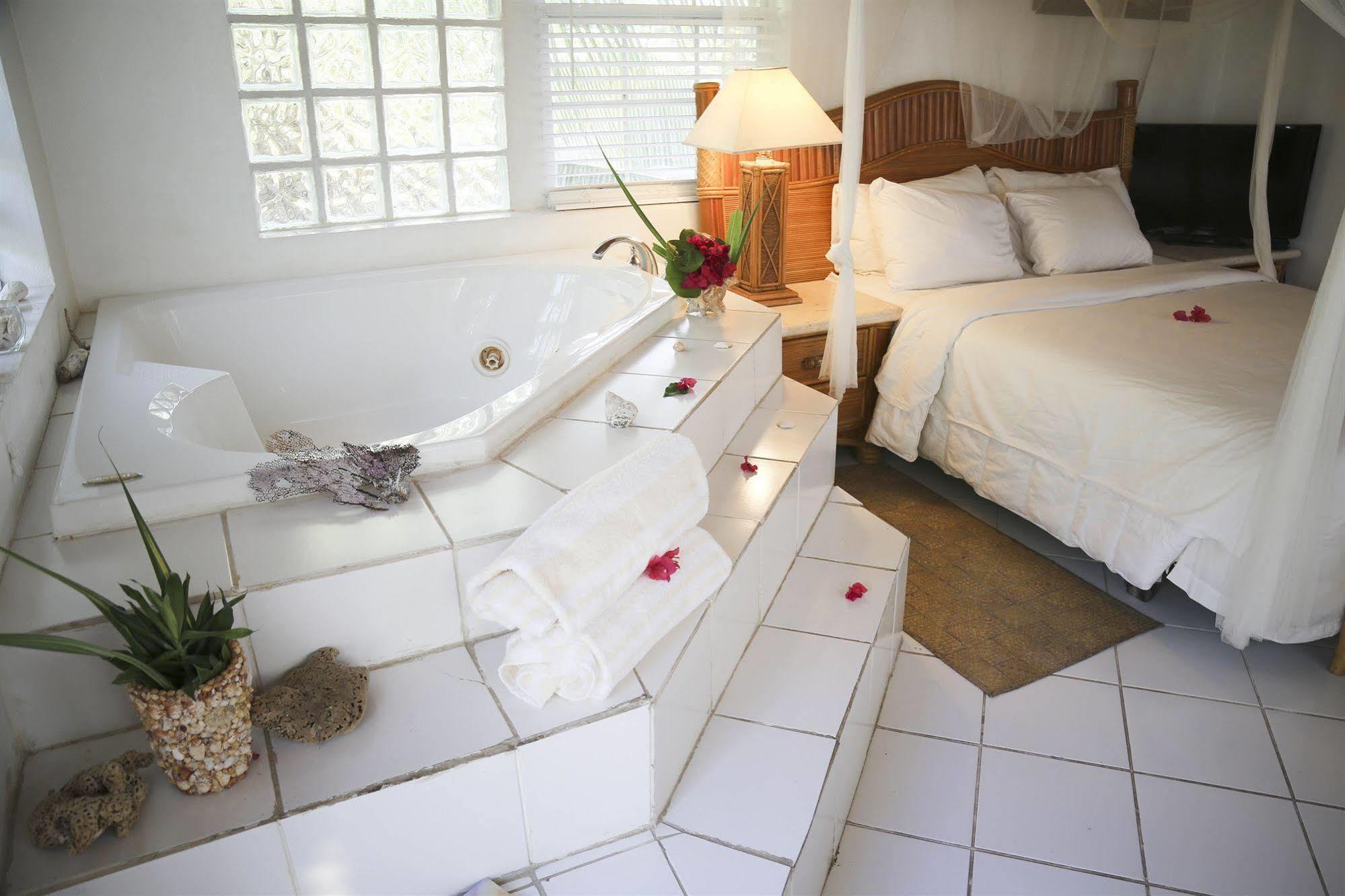 Tingum Village Hotel Dunmore Town Dış mekan fotoğraf
